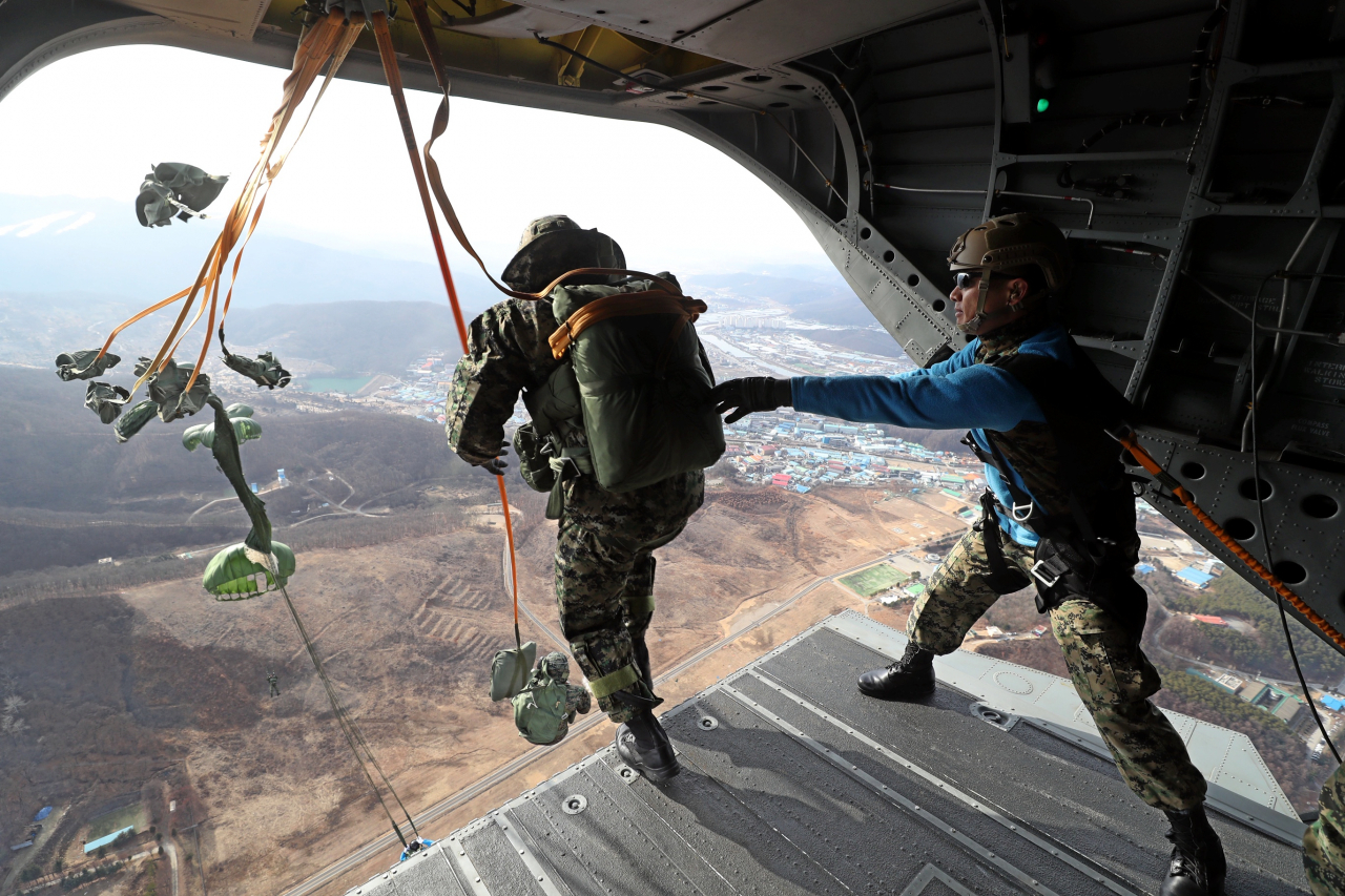 육군 특수전사령부의 고공강하 훈련 장면.[사진=육군]