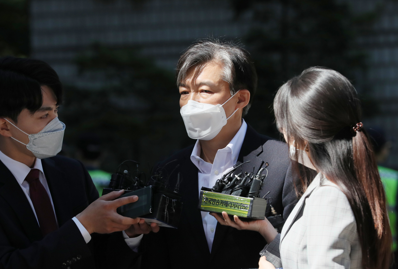 가족 비리와 감찰 무마 의혹 사건 등으로 기소된 조국 전 법무부 장관이 8일 오전 서울 서초구 서울중앙지방법원에서 열린 첫 공판에 출석하기 전 취재진의 질문에 답하고 있다. [연합]