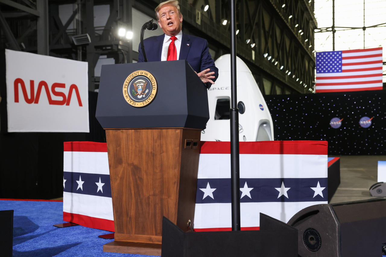 도널드 트럼프 미국 대통령이 30일(현지시간) 플로리다주에 있는 케네디 우주센터를 찾아 유인 우주선 발사 성공 이후 최근 격화하는 시위에 대해 발언을 하고 있다. [로이터]