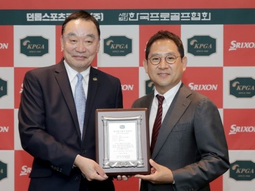 지난달 협약식을 맺은 KPGA 구자철 회장(좌)과 던롭스포츠코리아 홍순성 대표[사진=KPGA]