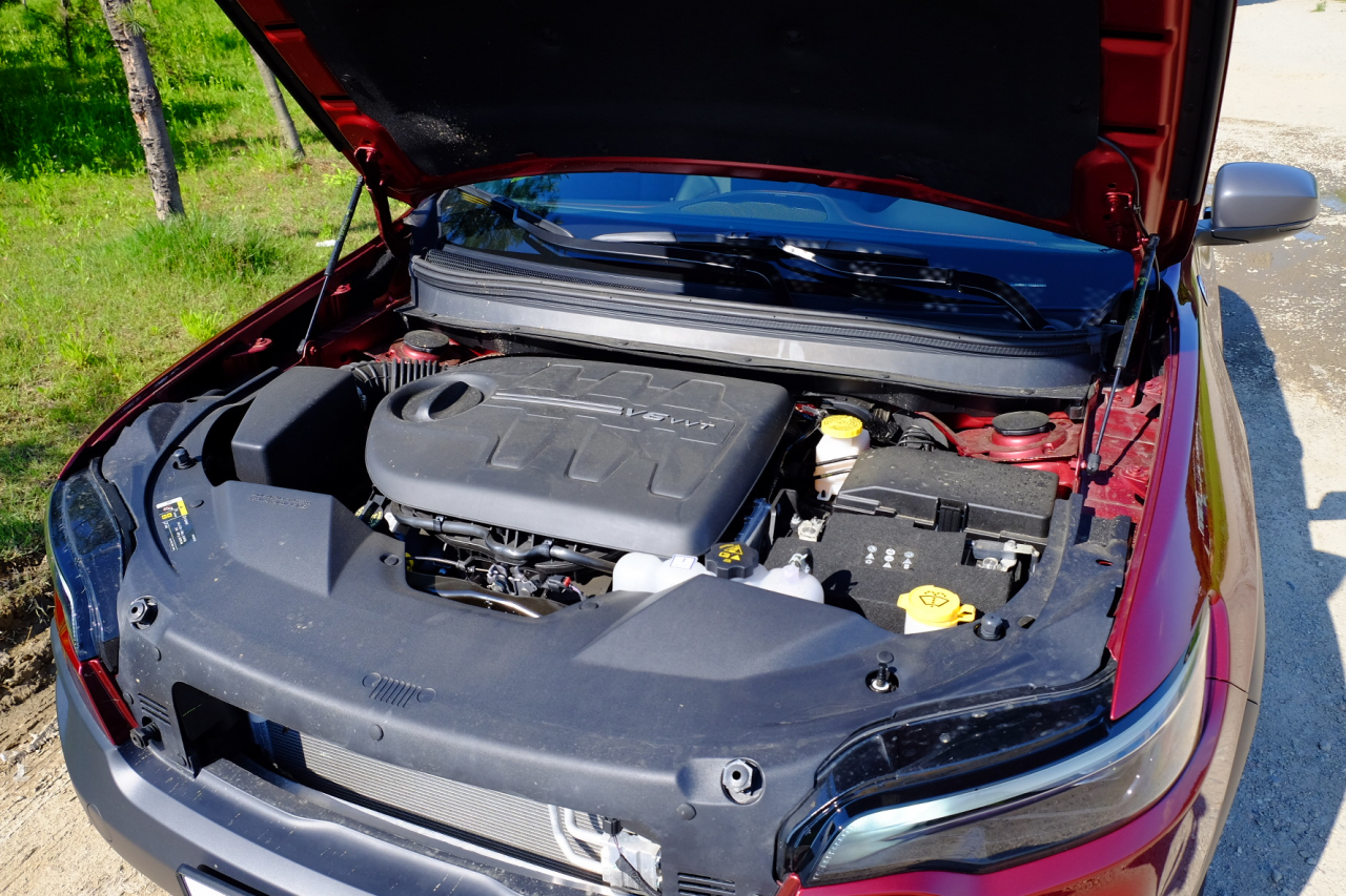 체로키 트레일호크 3.0 4WD 모델에는 3.2L 펜타스타 V6 가솔린 엔진이 장착된다. 최고출력 275마력, 최대토크는 32.1kg·m다. 인테리어는 아날로그와 디지털이 적절하게 조합된 직관적인 조작에 무게를 뒀다. [정찬수 기자]