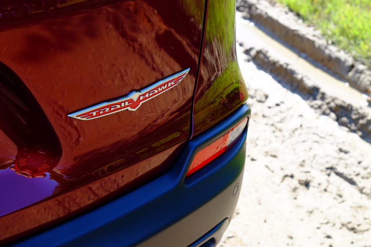 완성도 높은 후면 트‘레일호크 배지’와 사이드 ‘트레일 레이티드 배지’가 멋지다. 오프로더에 특화한 차량의 성격을 보여주는 부분이다. [정찬수 기자]