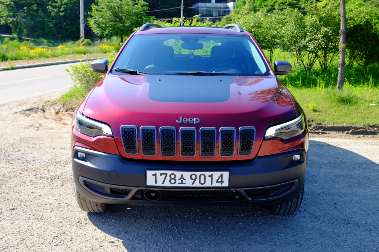 지프 체로키 트레일호크의 전장은 4625㎜, 축거는 2720㎜다. 전폭과 전고는 각각 1860㎜, 1690㎜다. 거대한 휠하우스와 그로 인해 차체가 공중에 붕 떠있는 듯한 인상이 특징이다. [정찬수 기자]