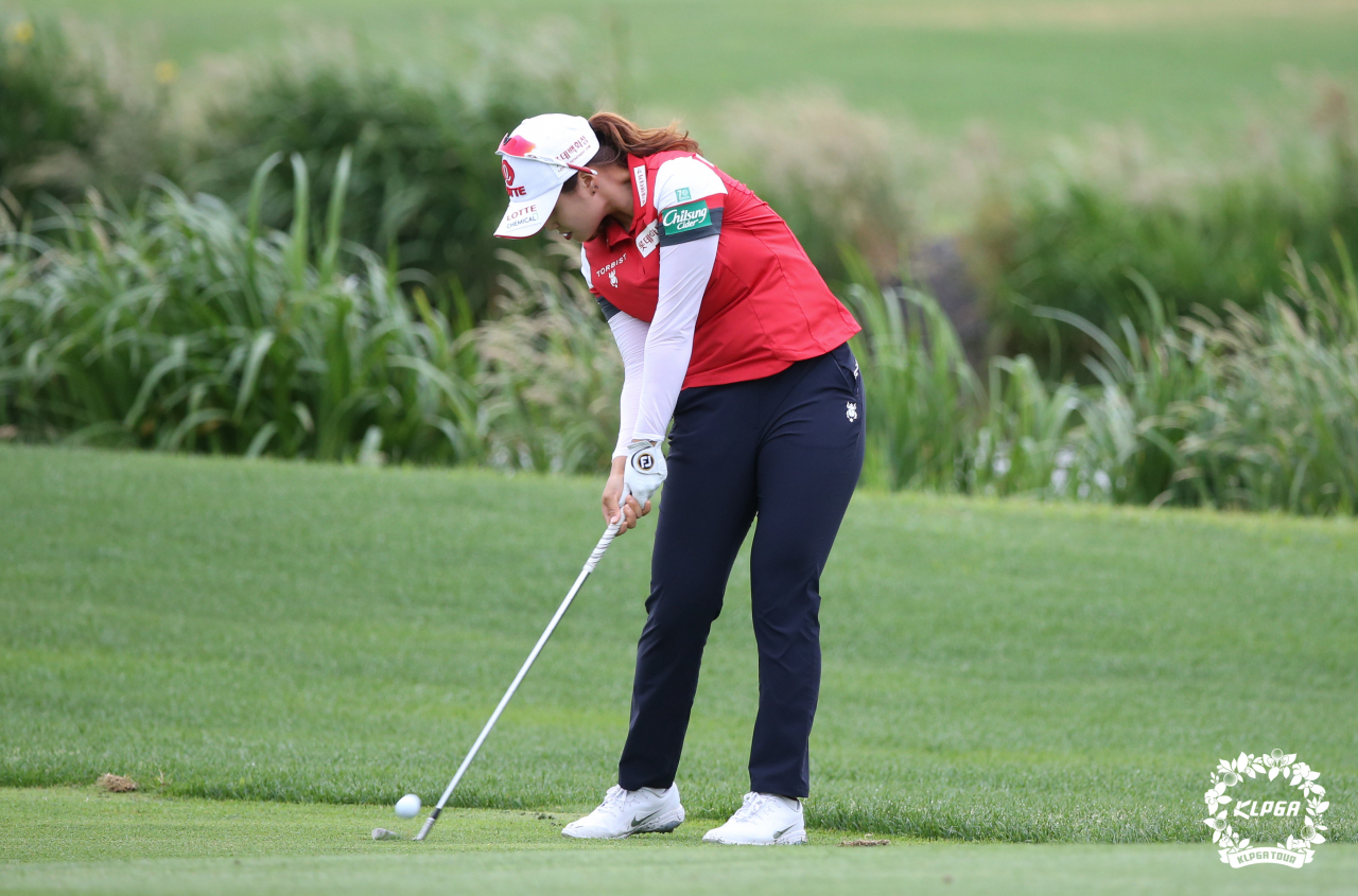 디펜딩챔피언 최혜진이 12일 열린 대회 1라운드 11번홀에서 아이언샷 날리고 있다.klpga 제공