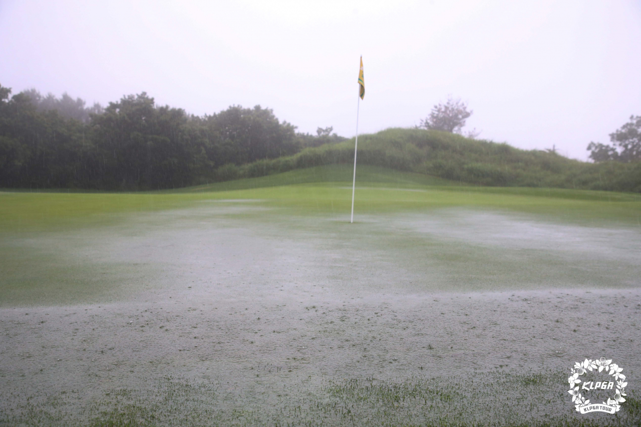코스 내부 그린에 물이 고여있는 모습./KLPGA 제공