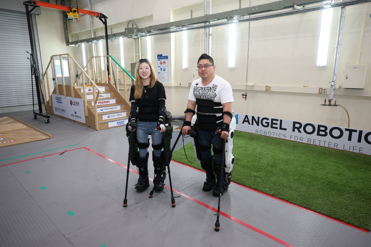 사이배슬론 2020 한국 대표로 선발된 김병욱(오른쪽), 이주현 씨가 워크온슈트 4를 착용하고 있다.[KAIST 제공]