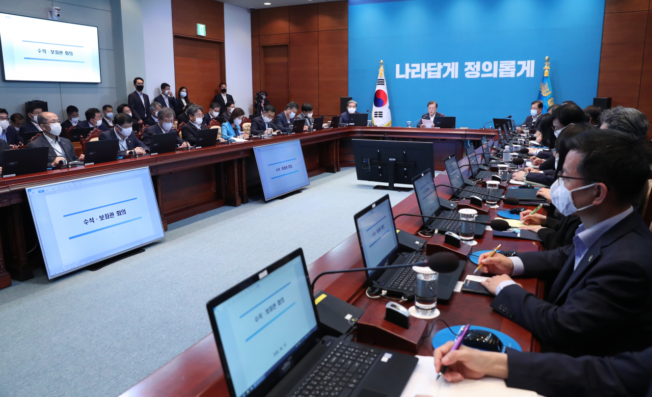 문재인 대통령이 15일 청와대에서 수석·보좌관 회의를 주재하고 있다. [연합]