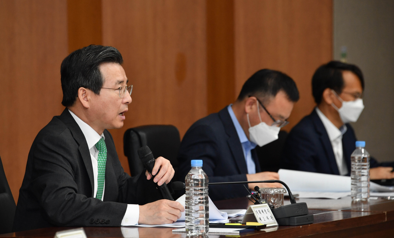 김용범 기획재정부 차관이 17일 서울 여의도 산업은행 별관 대회의실에서 ‘제8차 국가경쟁력 정책협의회’를 주재하고 있다. 김 차관은 이 자리에서 코로나19 국난극복이 국가경쟁력 강화의 기반이 될 것이라며 35조원 규모의 3차 추가경정예산안에 대한 국회의 신속한 심사와 통과를 촉구했다. [기획재정부 제공]
