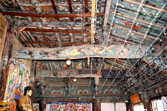 사진은 안동 봉황사 대웅전 내부(안동시 제공)