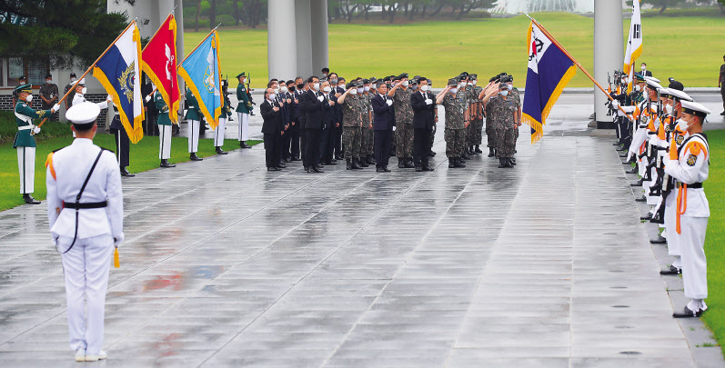 6·25 전쟁 70주년인 25일 오전 정경두 국방부 장관과 군 관계자들이 서울 동작구 국립서울현충원을 찾아 참배하고 있다. [연합]