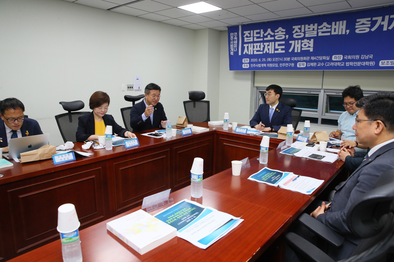 더불어민주당 소속 윤호중 국회 법제사법위원장(오른쪽 세번째)이 25일 국회에서 민주사법개혁의원모임, 민주연구원 주최로 열린 '민주사법개혁 연속세미나, 집단소송·징벌손배·증거개시 등 재판제도 개혁'에서 발언하고 있다. [연합]