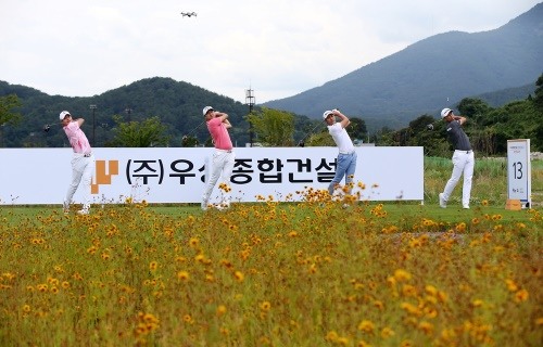 드라이버샷 퍼포먼스를 펼치는 이재경, 왕정훈, 이수민, 문경준 (좌로부터