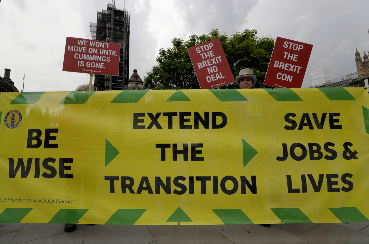 지난달 17일(현지시간) 영국 런던 의사당 앞에서 유럽연합(EU)과 합의 없는 ‘브렉시트(Breixt, 영국의 EU 탈퇴)’에 반대하는 시위대가 집회를 열고 있다. [AP]