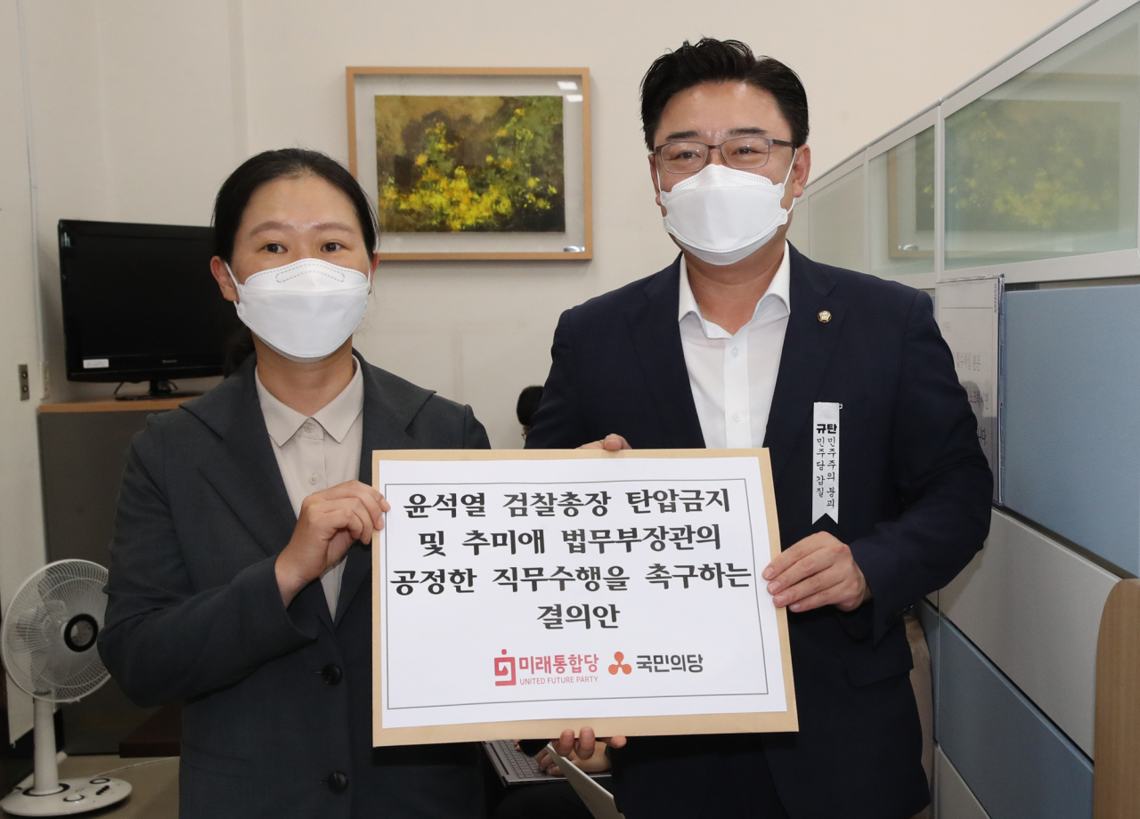 권은희 국민의당 원내대표와 김성원 미래통합당 원내수석부대표가 3일 오후 국회 의안과에 '윤석열 검찰총장 탄압금지 및 추미애 법무부 장관의 공정한 직무수행을 촉구하는 결의안'을 제출하고 있다. [연합]