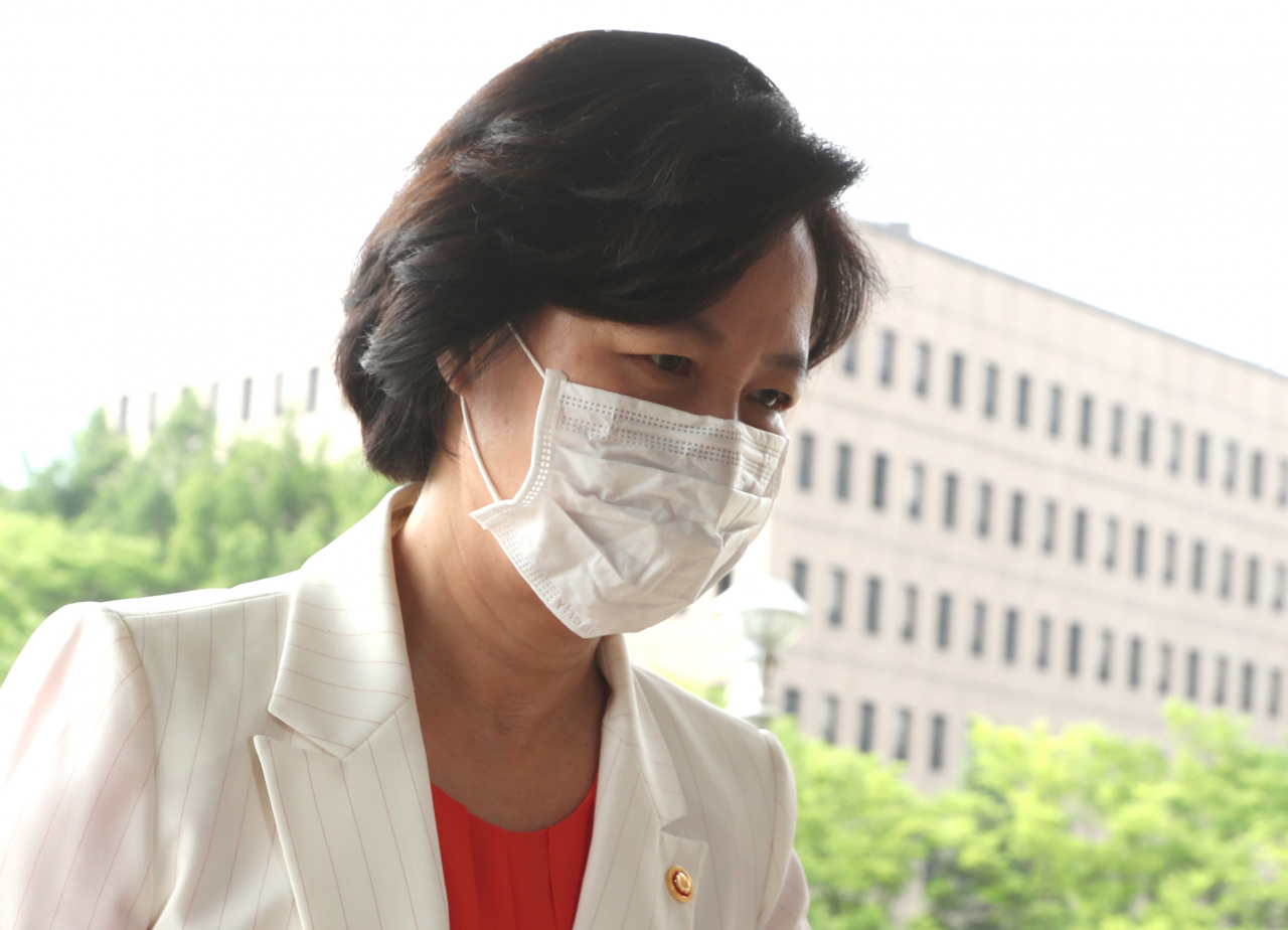 추미애 법무부 장관이 6일 오전 경기도 정부과천청사로 출근하고 있다. [연합]