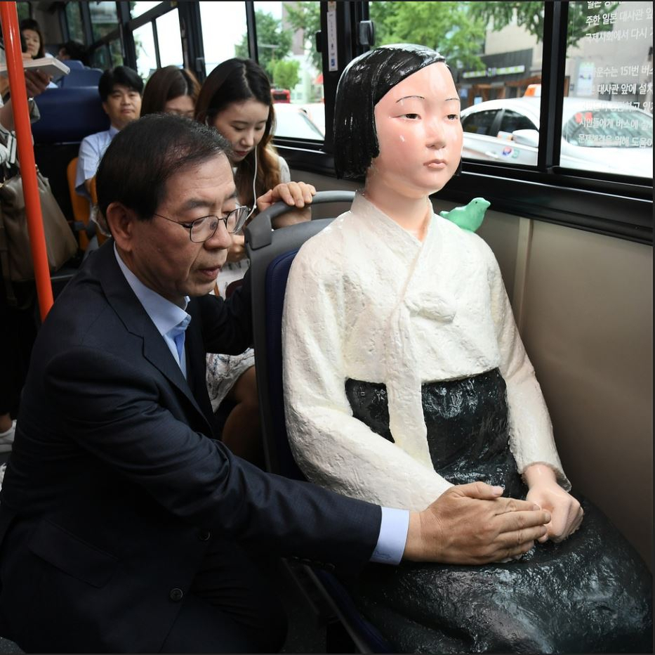 지난 2017년 평화의 소녀상과 함께 일본대사관을 지나는 151번 버스를 탄 박원순 서울시장 [서울시 제공]