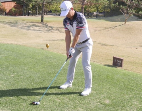 낮게 가는 스팅어 우드샷을 위해서는 볼 위치를 보동 때보다 오른쪽으로 하나 더 옮겨 놓고 셋업에 들어간다.