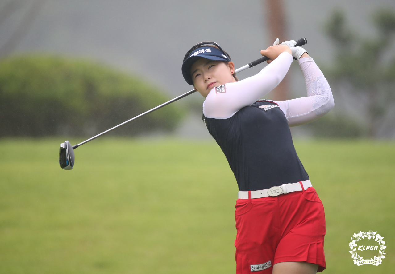 8언더파로 단독선두로 나선 임희정이 6번홀 티샷 날리고 있다./KLPGA 제공