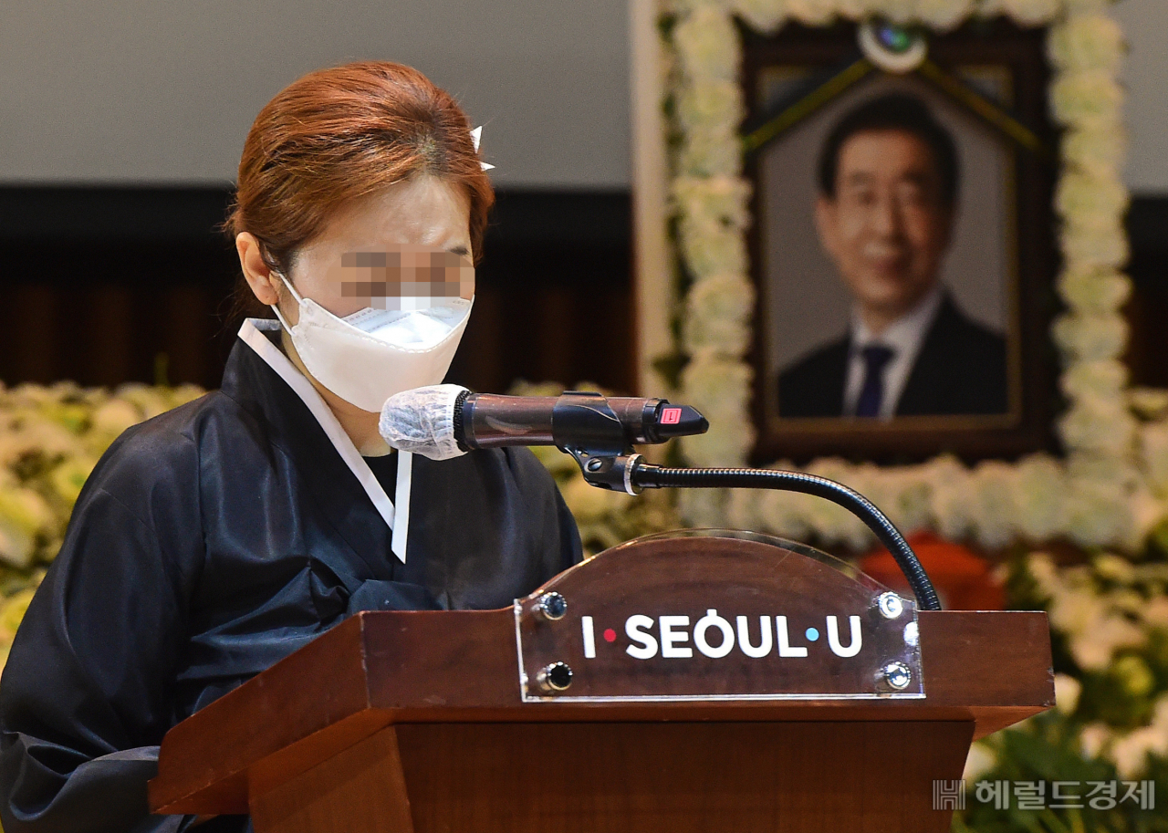 13일 서울 중구 서울시청에서 열린 고 박원순 서울특별시장 영결식에서 박 시장의 딸인 박다인 씨가 유족인사를 하고 있다. 2020. 7. 13 사진공동취재단