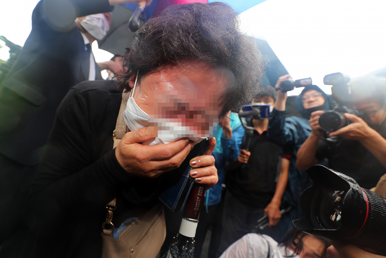 고(故) 박원순 서울시장의 영결식이 열린 13일 오전 서울광장에서 박 시장의 지지자들이 운구차량이 떠난 뒤 오열하고 있다. 연합뉴스