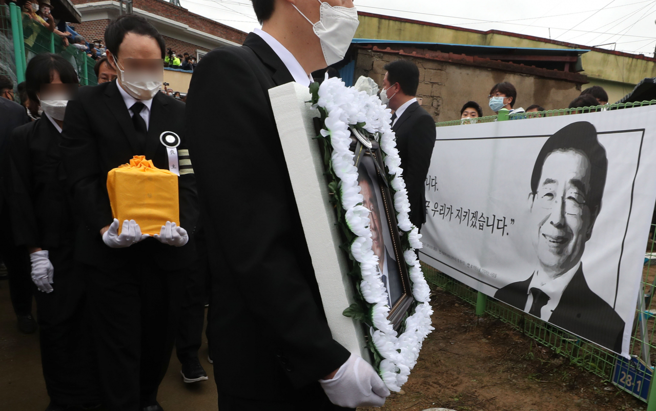 고 박원순 서울시장 유골함과 영정을 든 유족들이 13일 오후 경남 창녕군 박 시장 생가로 향하고 있다. [연합]