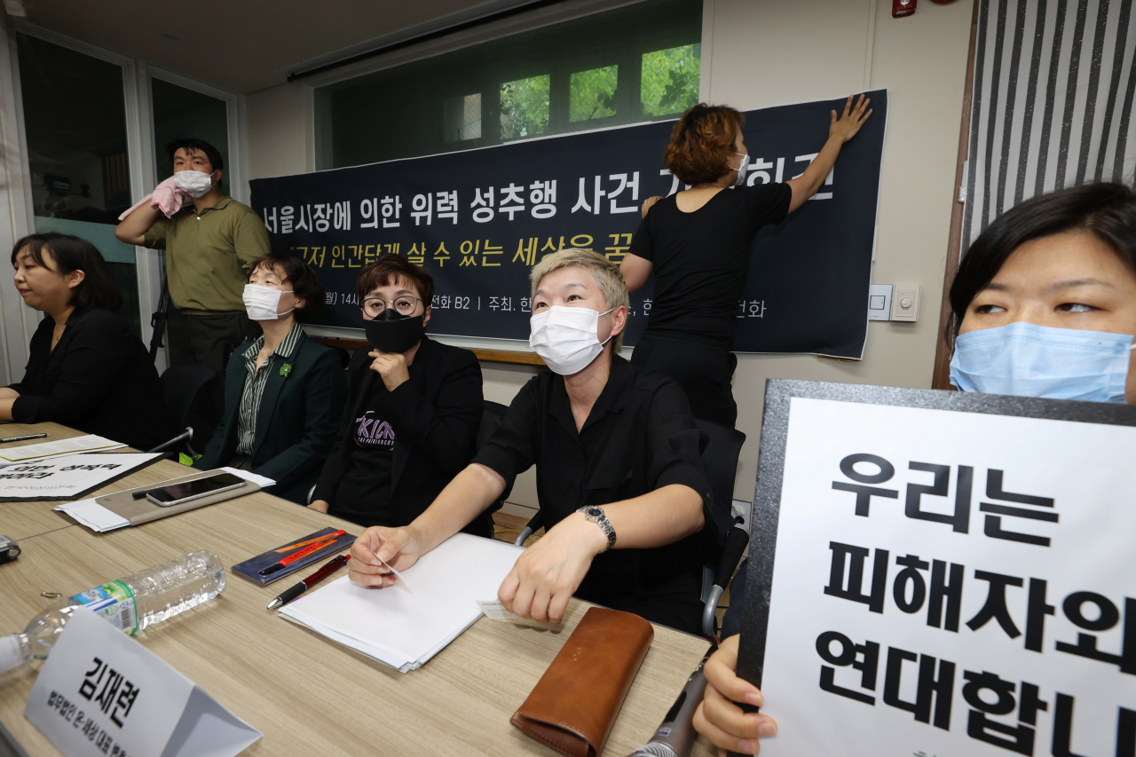 김재련 법무법인 온·세상 대표 변호사(오른쪽 두 번째)가 13일 오후 서울 은평구 녹번동 한국여성의전화 사무실에서 열린 '서울시장에 의한 위력 성추행 사건 기자회견'을 마친 뒤 취재진의 질문을 받고 있다. [연합]