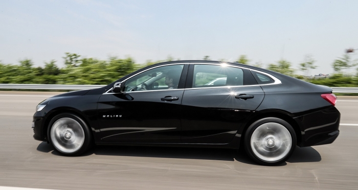 인천공항 고속도로를 달리고 있는 더 뉴 말리부. 사진=한국GM 제공