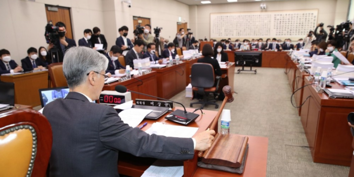 국회 법제사법위원회 전체회의에서 여상규 법사위원장이 의사봉을 두드리는 모습. 사진=연합뉴스 제공