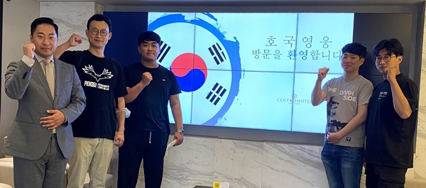 지난 21일 칠곡군 센트로관광호텔을 찾은 호국용사들이 기념촬영을 하고 있다. 왼쪽부터 김정근 센트로 관광호텔대표, 제2연평해전 권기형, 비무장지대 목함지뢰 하재헌, 천안함 폭침 생존자 김정원, 천안함 폭침 생존자 전준영.(사진제공=칠곡군)