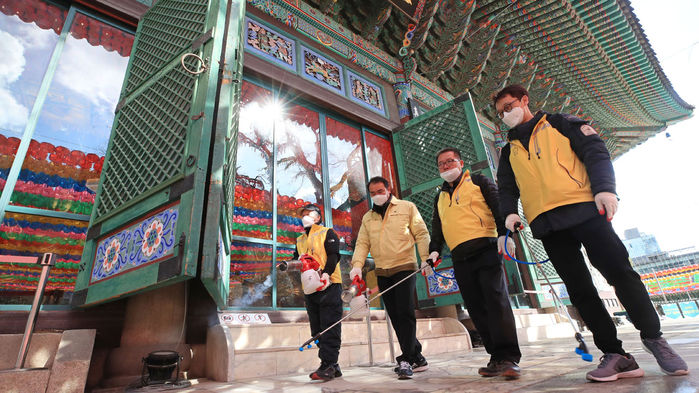 방역 중인 서울 종로구 조계사 대웅전