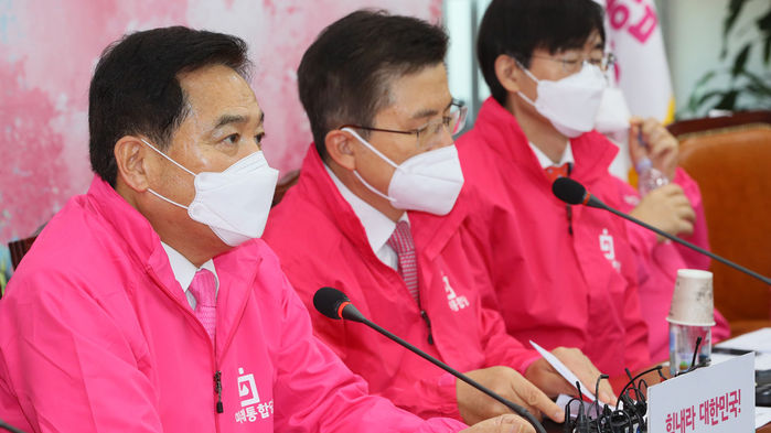 미래통합당 심재철 원내대표(왼쪽)와 황교안 대표