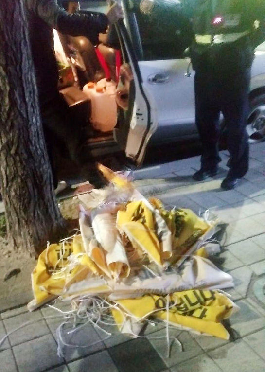 김진태 후보 관계자 차량서 발견된 훼손된 세월호 추모 현수막들 (사진=한국대학생진보연합 제공, 연합뉴스)