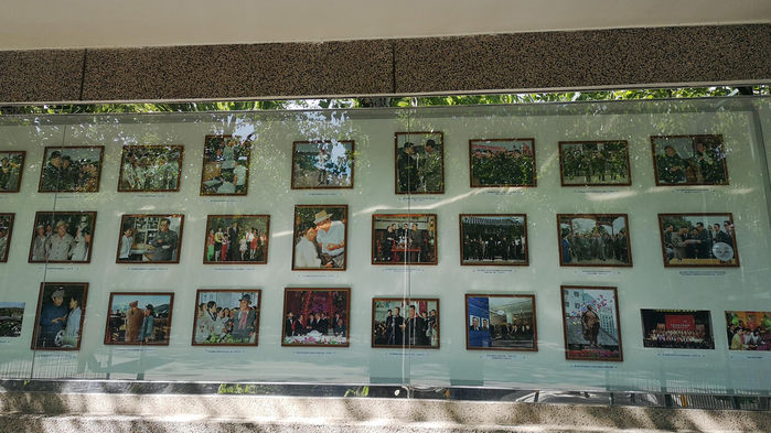 주중북한대사관 정문에 게시된 김일성 주석의 사진