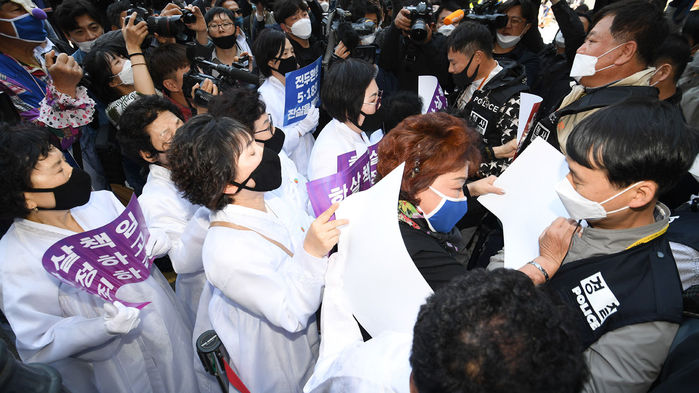 경찰과 승강이 중인 소복 차림의 5·18유가족들