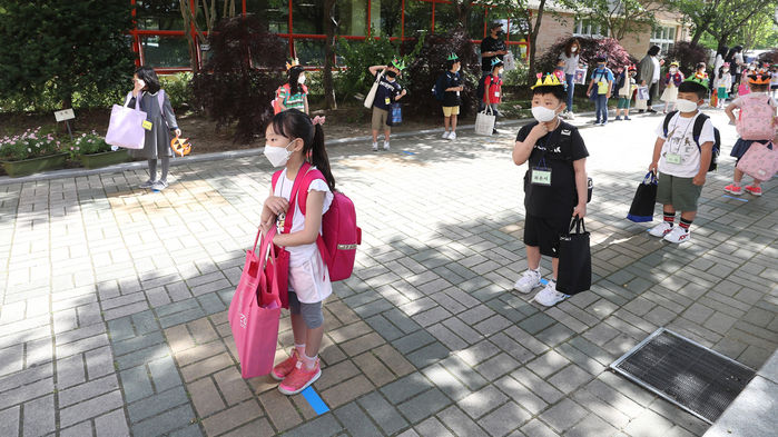 학교에 들어가기 전 서로 거리를 둔 채 대기 중인 울산시 중구 다전초등학교 1학년 학생들