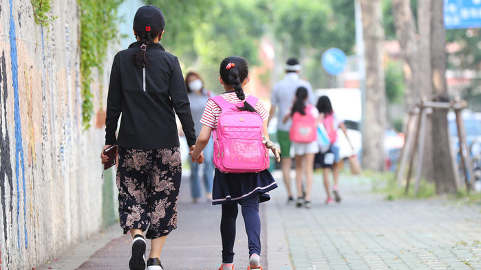 엄마 손잡고 등교하는 초등학생들