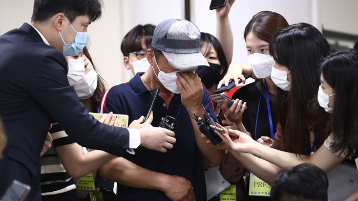 취재진에 둘러 싸인 손정우 씨 아버지