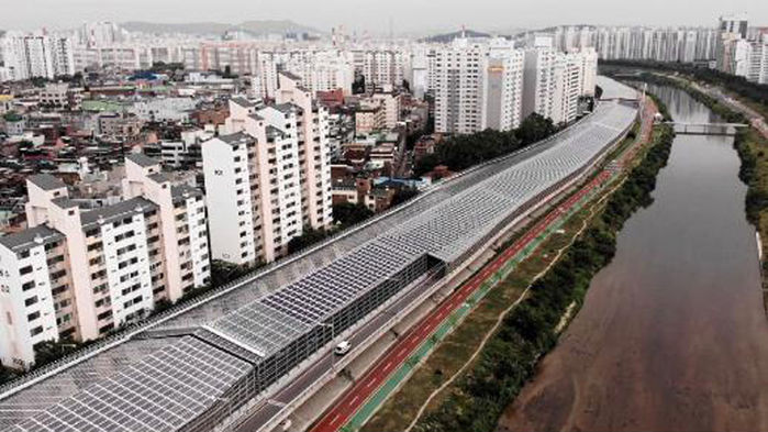 서울 동부간선도로 방음터널의 태양광 패널