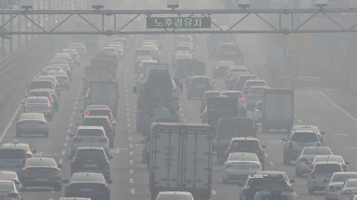 노후 경유차 단속 CCTV 아래로 차량이 지나고 있다.