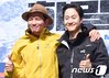 배우 황정민, 정우(오른쪽)가 9일 오전 서울 CGV압구정에서 열린 영화 '히말라야' 제작발표회에 참석해 포즈를 취하고 있다.. © News1star/권현진 기자