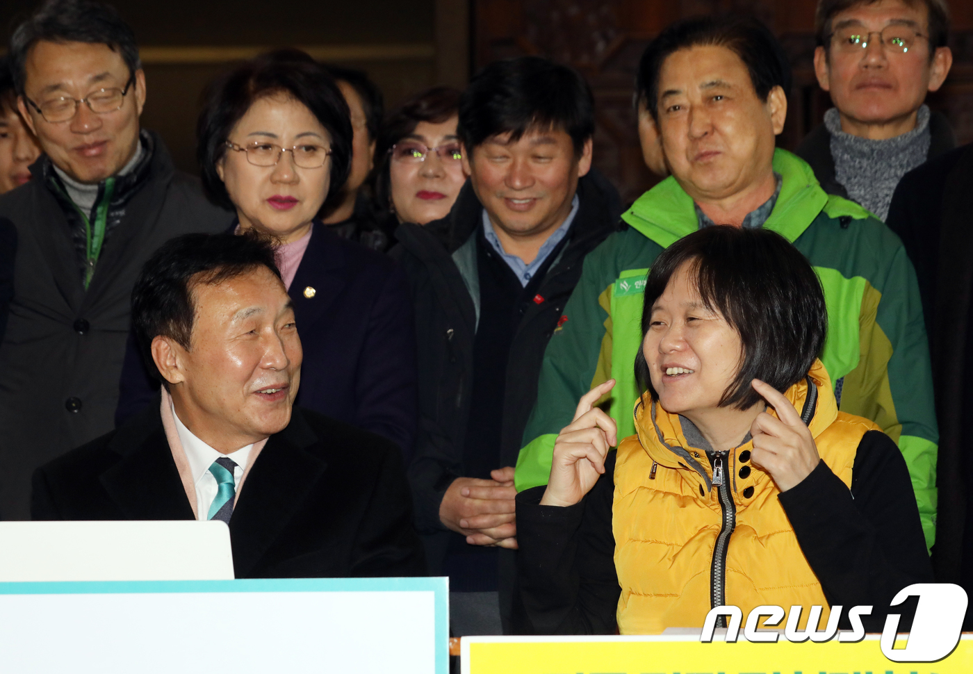 손학규 바른미래당 대표와 이정미 정의당 대표가 15일 서울 영등포구 국회 로텐더홀에서' 여야 5당이 선거제도 개혁에 합의'에 대한 소감 발표 전 대화를 하고 있다. 이날 여야 5당이 선거제도 개혁에 합의함에 따라 연동형 비례대표제 도입을 촉구하면서 단식에 나섰던 손학규 바른미래당, 이정미 정의당 대표는 열흘만에 단식 중단을 선언했다. 2018.12.15/뉴스1 © News1 황기선 기자