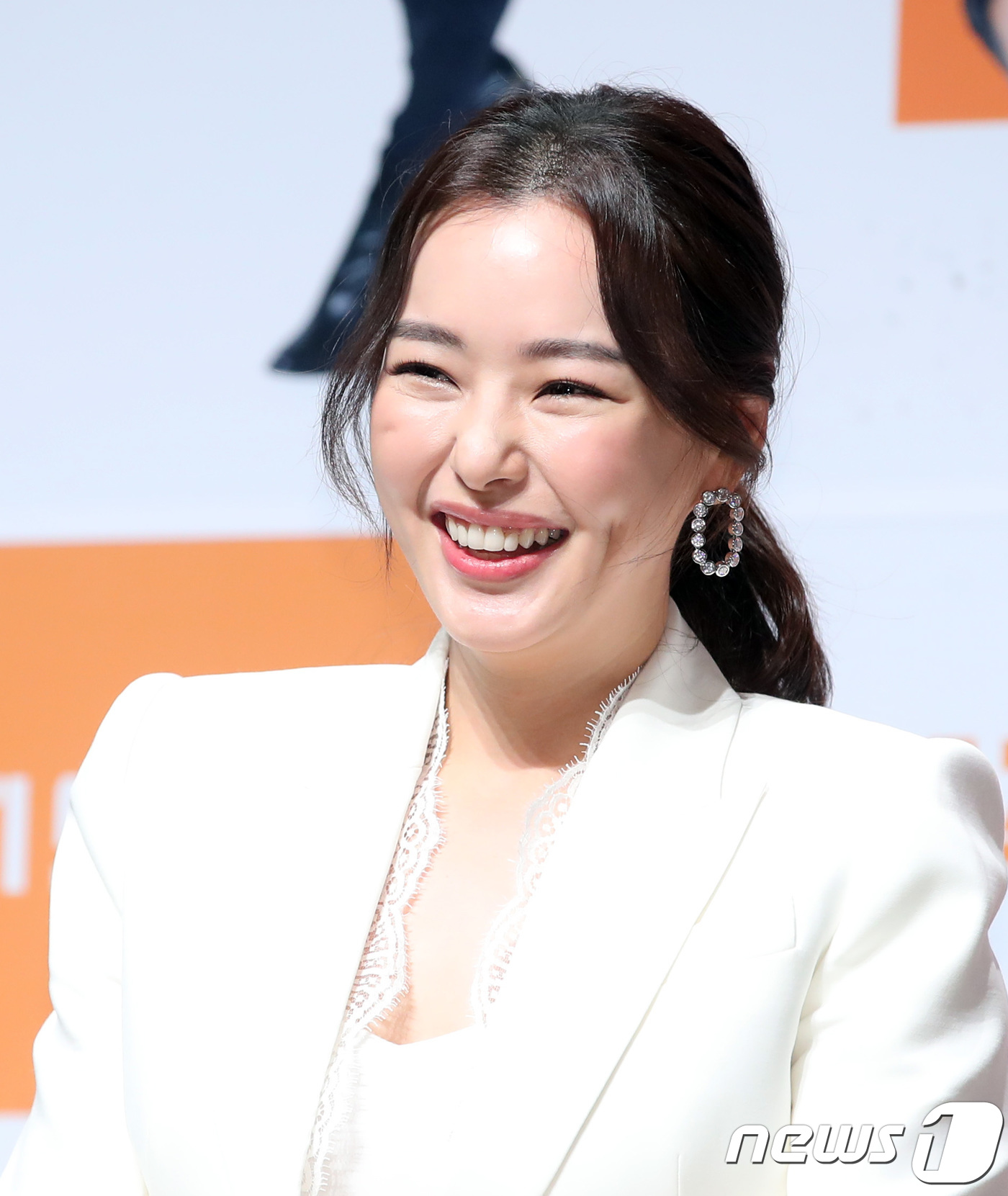 배우 이하늬가 17일 오전 서울 압구정cgv에서 열린 영화 '극한직업' 제작보고회에 참석해 미소를 짓고 있다. ‘극한직업’은 해체 위기의 마약반 5인방이 범죄조직 소탕을 위해 위장창업한 ‘마약치킨’이 일약 맛집으로 입소문을 타게 되면서 벌어지는 이야기를 그린 작품이다, 2018.12.17/뉴스1 © News1 권현진 기자