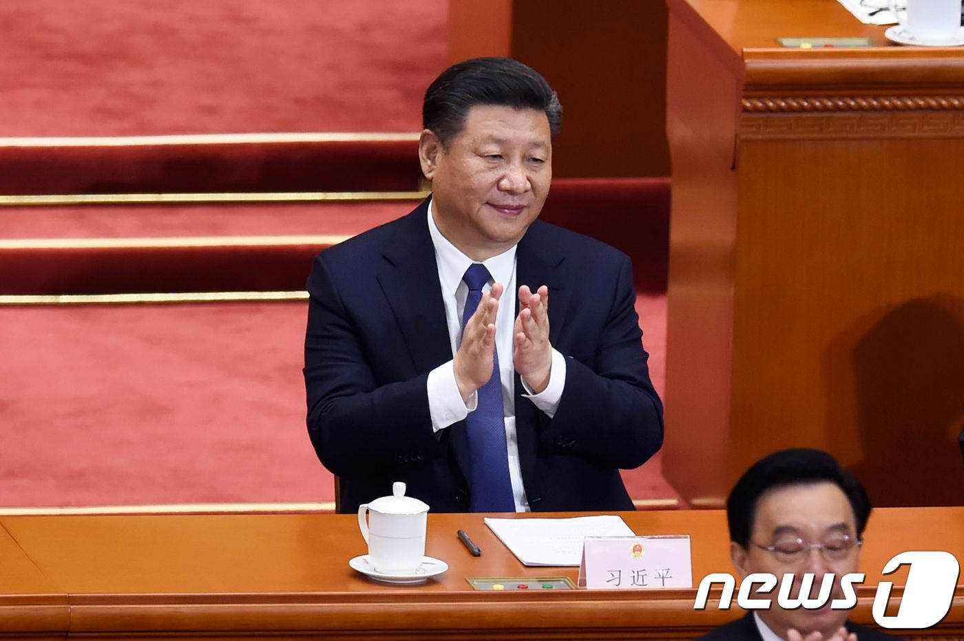 시진핑 중국 국가 주석이 지난 3월11일 베이징 인민대회당에서 열린 13기 전인대 3차 전체회의서 헌법개정안 투표결과를 듣고 박수를 치고 있다. 전인대는 이날 시진핑 주석의 장기집권을 가능케 하는 개헌안을 찬성률 99.79%로 통과시켰다. © AFP=뉴스1 © News1 우동명 기자