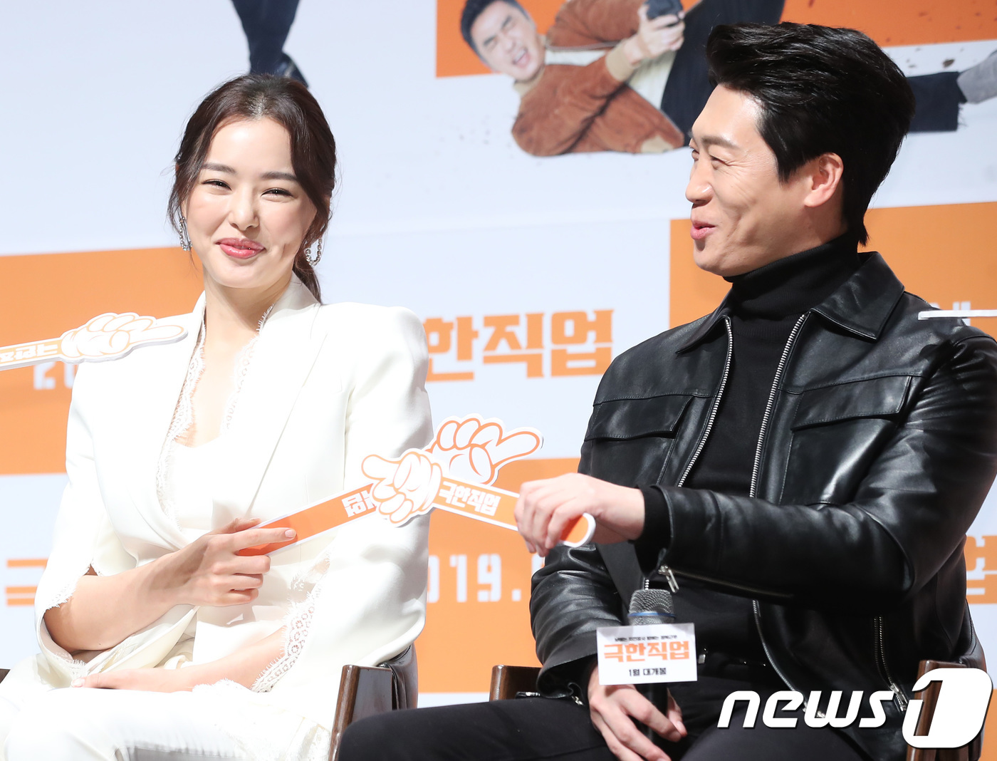 배우 이하늬가 17일 오전 서울 압구정cgv에서 열린 영화 '극한직업' 제작보고회에 참석해 가장 짠내 나는 역할에 대해 진선규(오른쪽)를 뽑고 있다. ‘극한직업’은 해체 위기의 마약반 5인방이 범죄조직 소탕을 위해 위장창업한 ‘마약치킨’이 일약 맛집으로 입소문을 타게 되면서 벌어지는 이야기를 그린 작품이다, 2018.12.17/뉴스1 © News1 권현진 기자