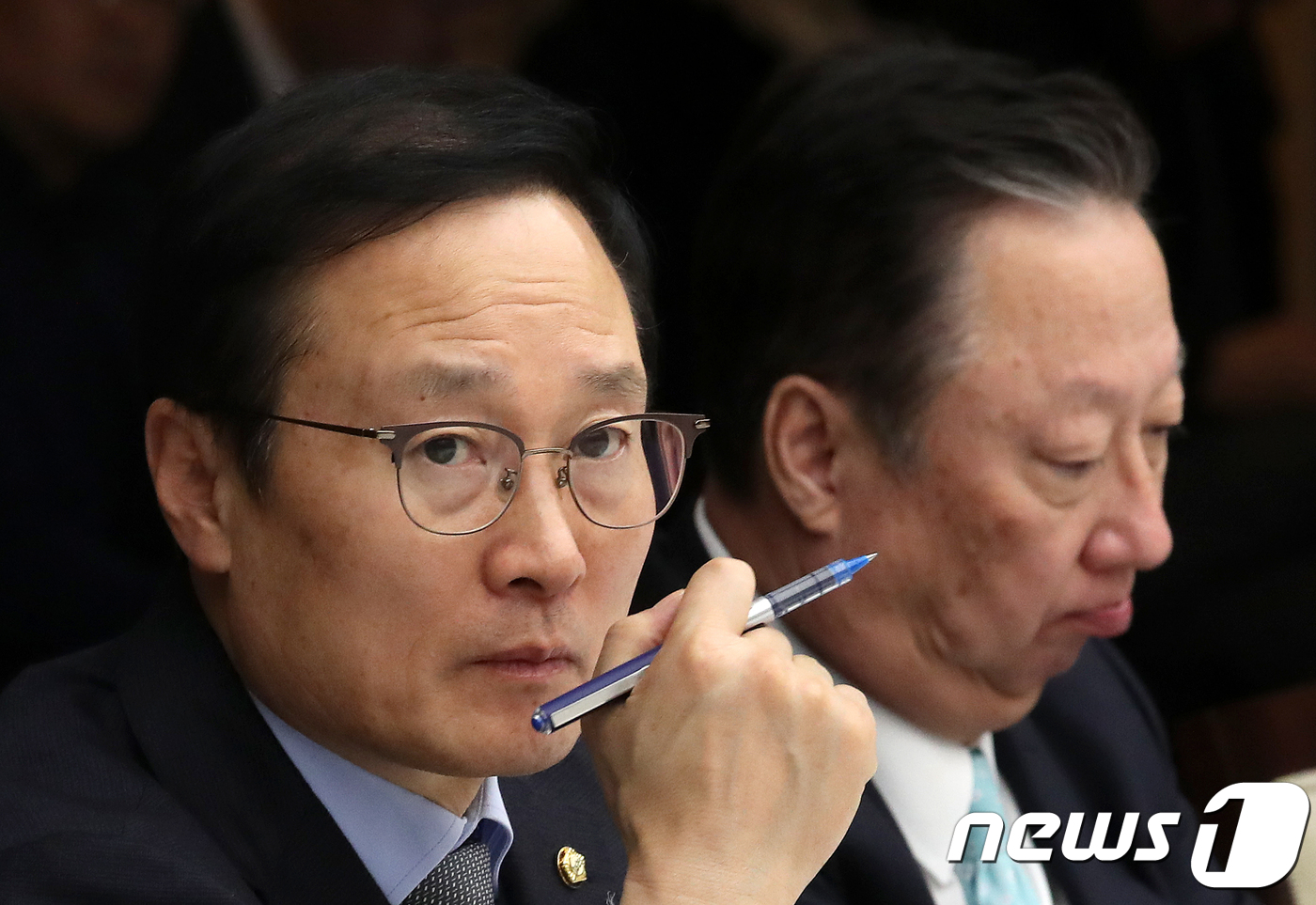 10일 서울 중구 대한상공회의소에서 열린 더불어민주당-경제단체장 신년간담회에서 홍영표 더불어민주당 원내대표(왼쪽)와 박용만 대한상의 회장이 나란히 생각에 잠겨 있다. 2019.1.10/뉴스1 © News1 오대일 기자