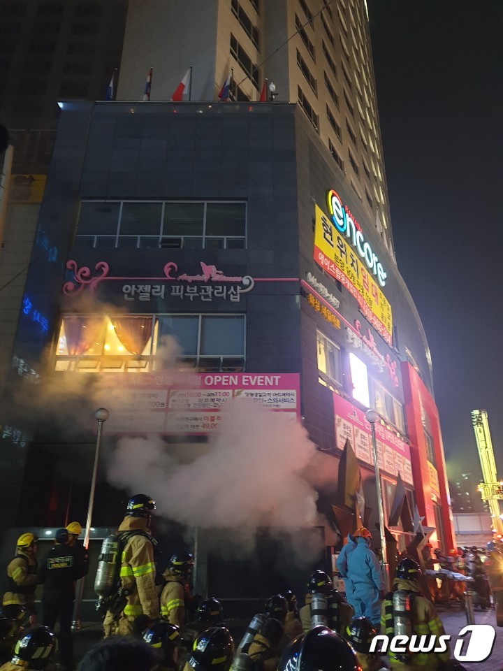 14일 오후 4시 56분께 충남 천안시 서북구 쌍용동 라마다앙코르 호텔에서 화재가 발생해 소방대원들이 진화작업을 하고 있다. © News1