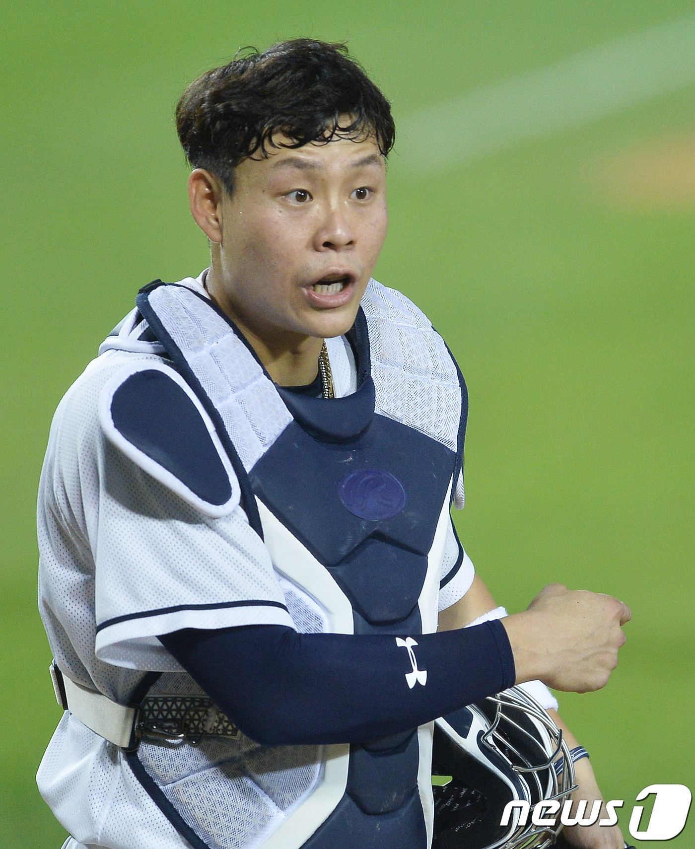 28일 오후 서울 송파구 잠실야구장에서 열린 2017 프로야구 타이어뱅크 KBO 리그 두산 베어스와 SK 와이번스의 경기 8회초 1사 3루 상황, 두산 포수 박세혁이 심판의 판정에 항의하고 있다. 2017.6.28/뉴스1 © News1 이재명 기자