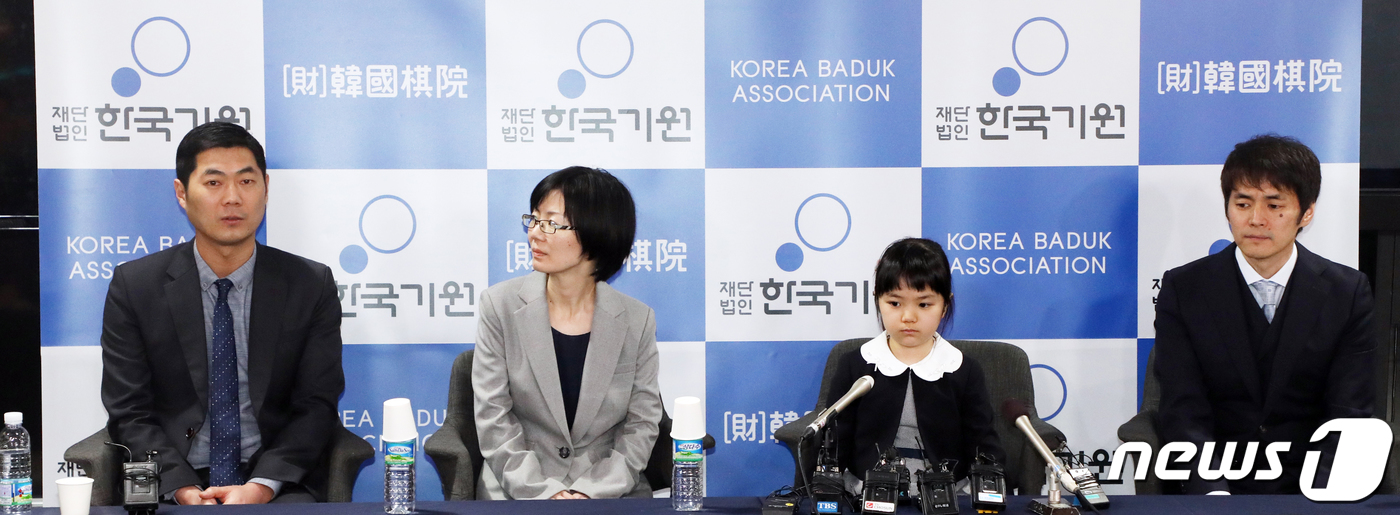 일본 바둑 프로기사 나카무라 스미레 초단이 22일 오전 서울 성동구 한국기원에서 기자회견을 하고 있다.  왼쪽부터 한종진 9단, 어머니 미유키, 스미레 초단, 아버지 신야. 2019.1.22/뉴스1 © News1 황기선 기자