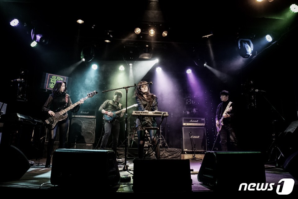 지난해 연말 대구 중구 라이브홀 락왕에서 밴드 '매드킨'이 공연하는 모습(희망정거장 제공)© 뉴스1