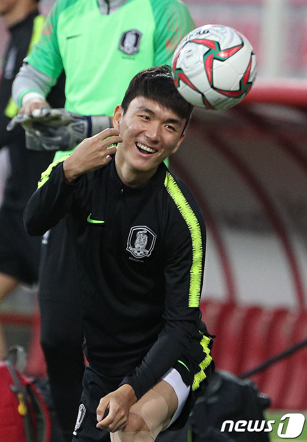 대한민국 축구대표팀 황인범이 2019 아시아축구연맹(AFC) 아시안컵 16강 바레인과의 경기를 하루 앞둔 21일 오전(현지시간) 아랍에미리트연합(UAE) 두바이 막툼 빈 라시드 경기장에서 훈련하고 있다. 2019.1.21/뉴스1 © News1 신웅수 기자